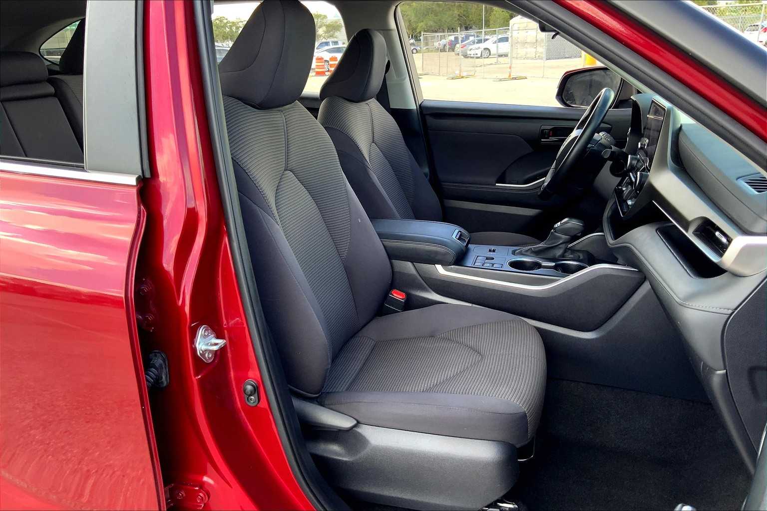 2024 Toyota Highlander LE photo 8