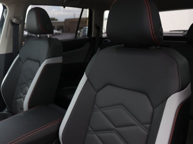 2025 Volkswagen Atlas Peak Edition SE photo 4