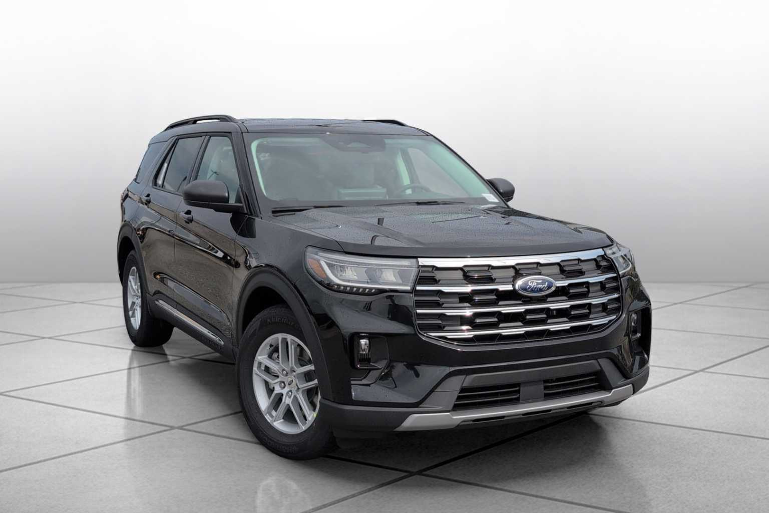 2025 Ford Explorer photo 2