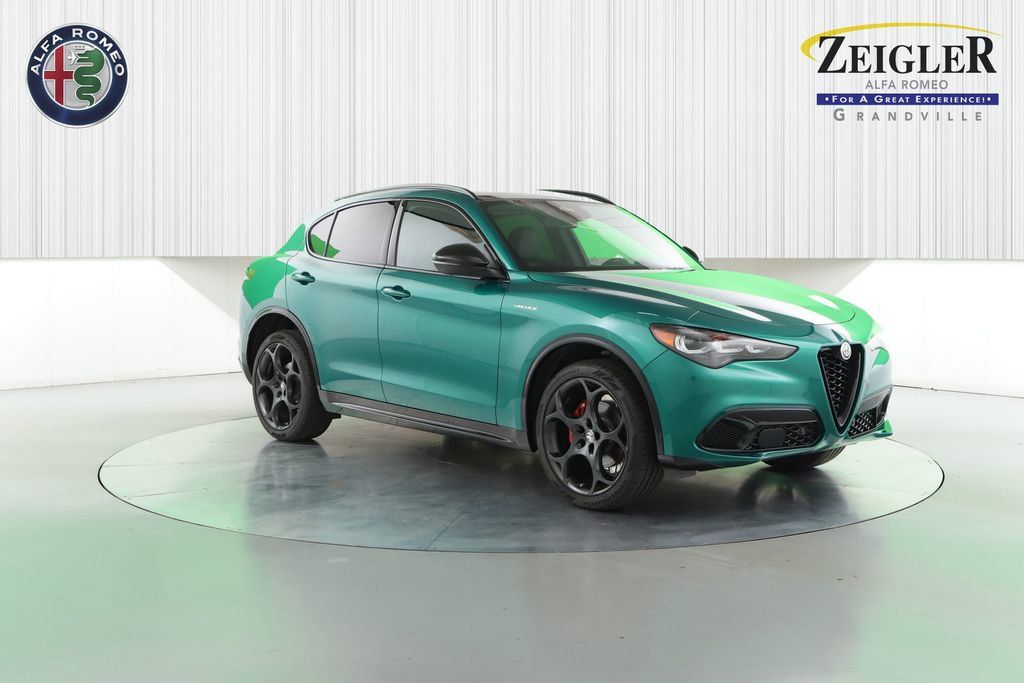 2025 Alfa Romeo Stelvio Base's photo