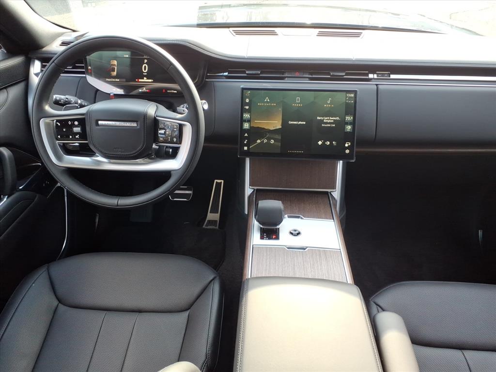 2025 Land Rover Range Rover SE photo 3