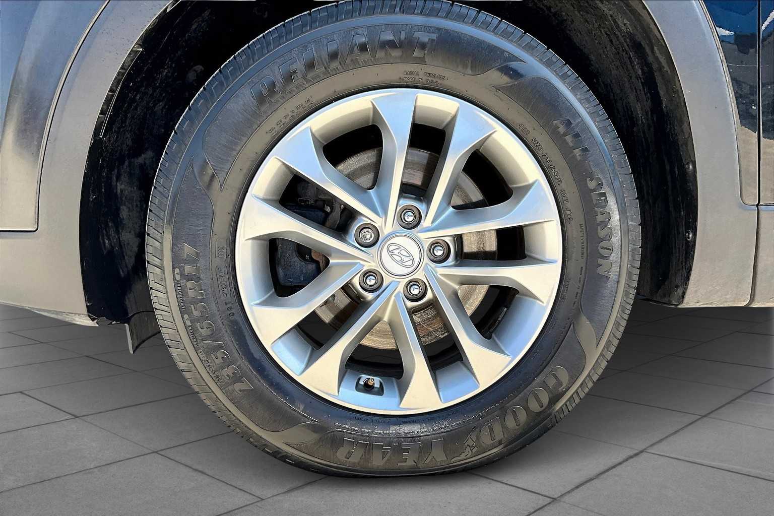 2020 Hyundai Santa Fe SEL photo 2