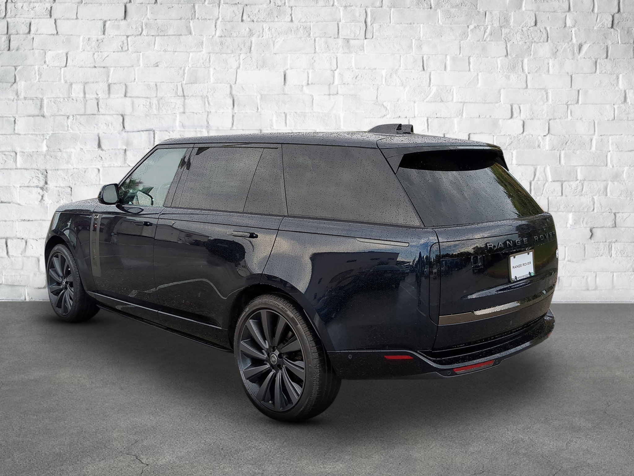 2025 Land Rover Range Rover SV photo 3