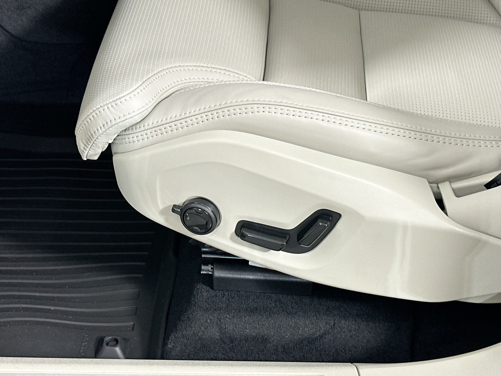 2026 Volvo XC60 B5 photo 18