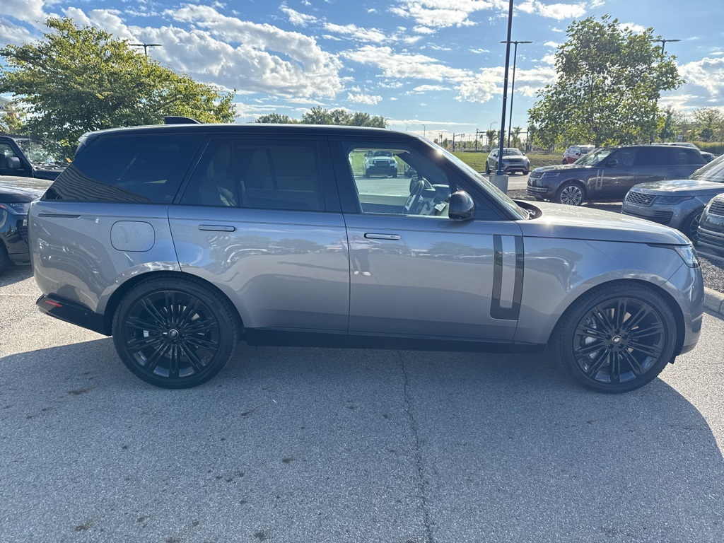 2023 Land Rover Range Rover SE photo 4