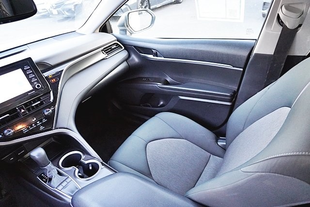 Used 2023 White Toyota LE image 19