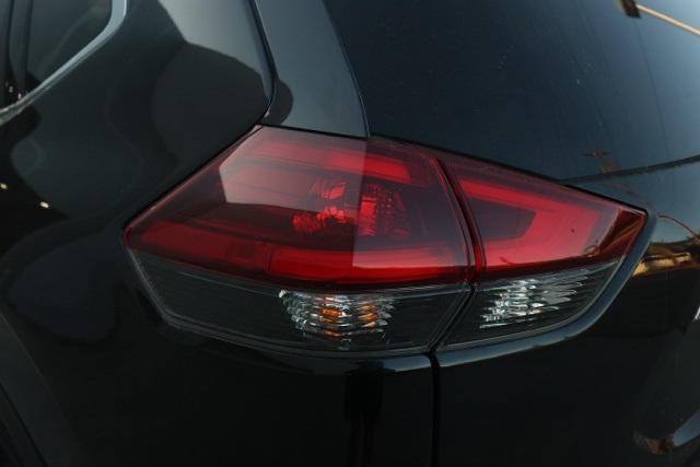 2019 Nissan Rogue SV photo 3
