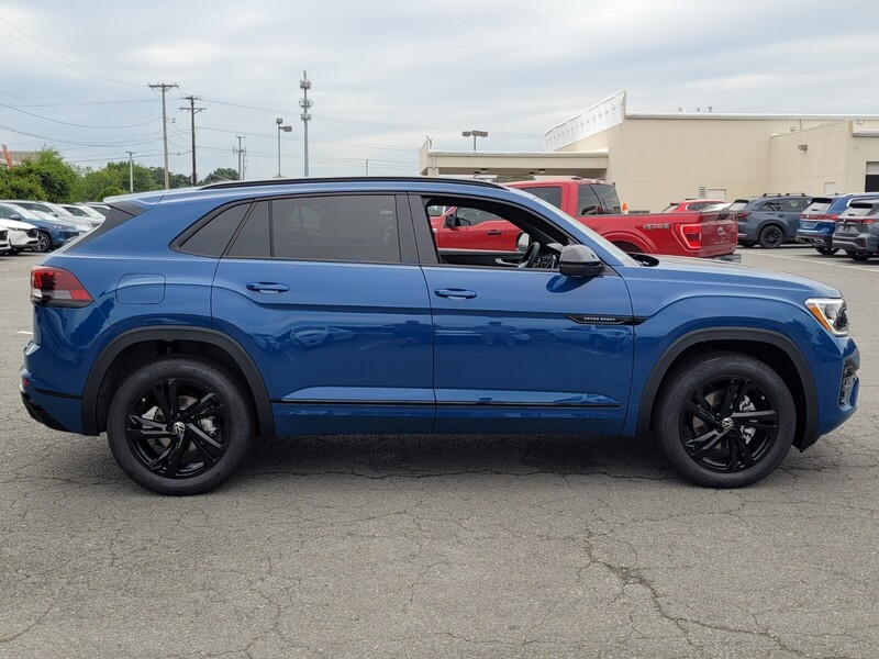 2025 Volkswagen Atlas Cross Sport SEL R-Line photo 2
