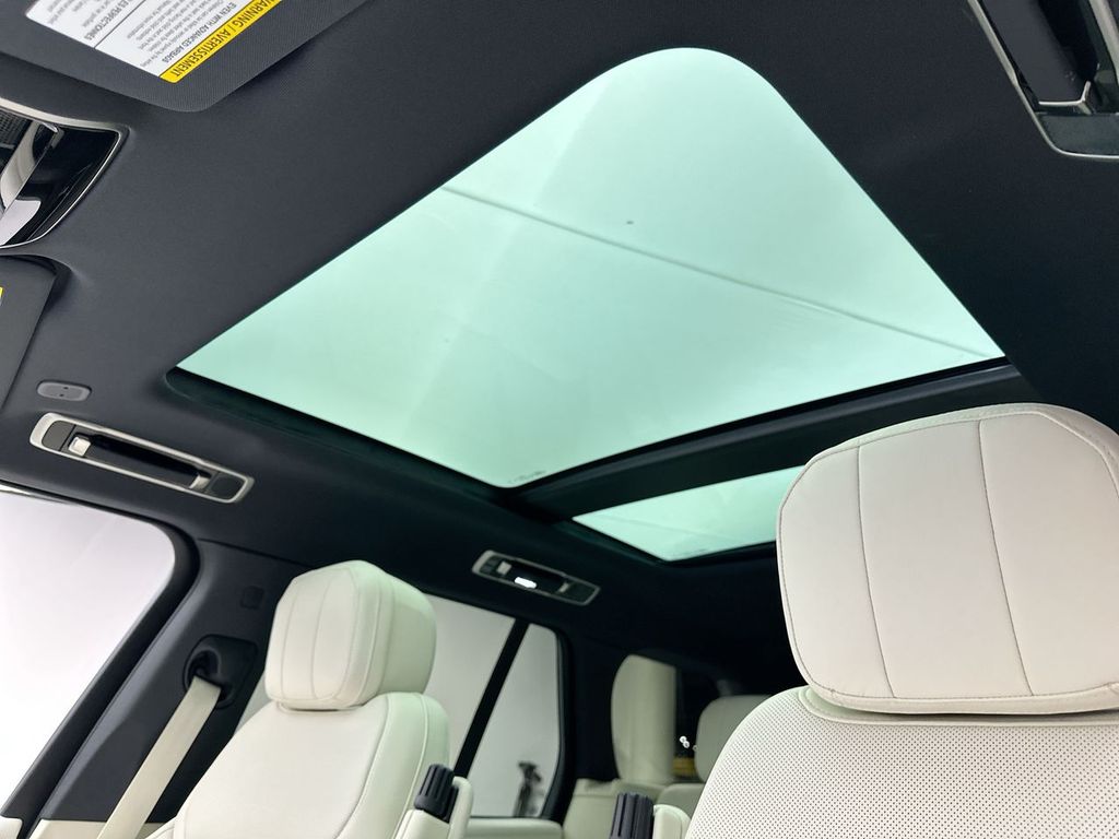 2025 Land Rover Range Rover SE photo 10