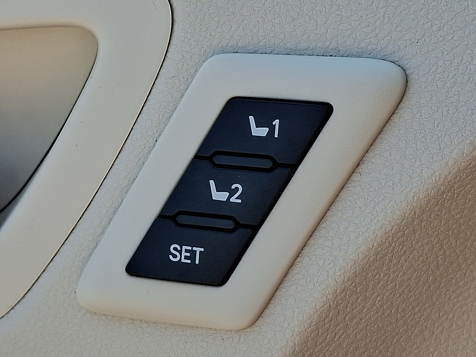 2024 Toyota Sienna Platinum photo 25