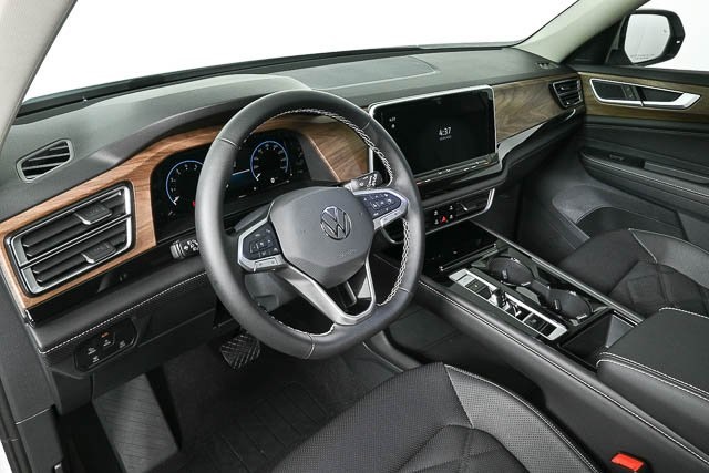 2025 Volkswagen Atlas SE Technology photo 3
