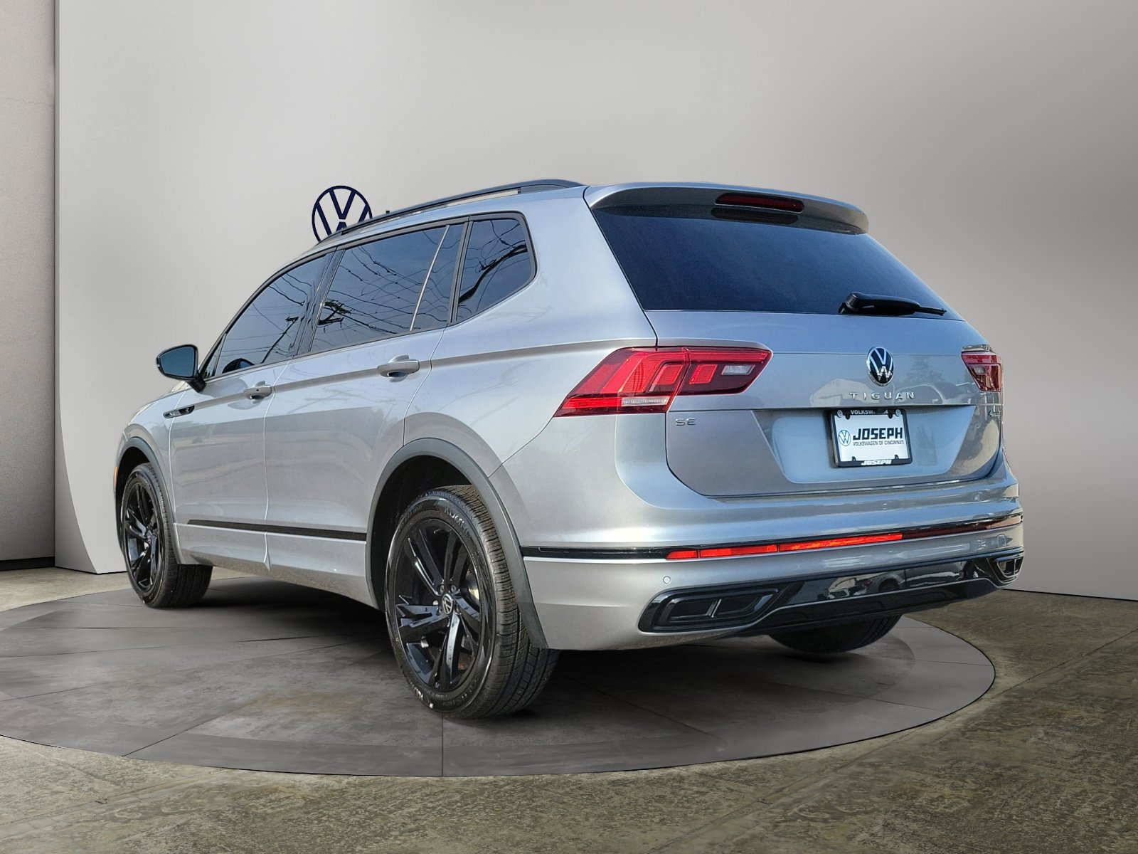 2023 Volkswagen Tiguan SE R-Line Black photo 3