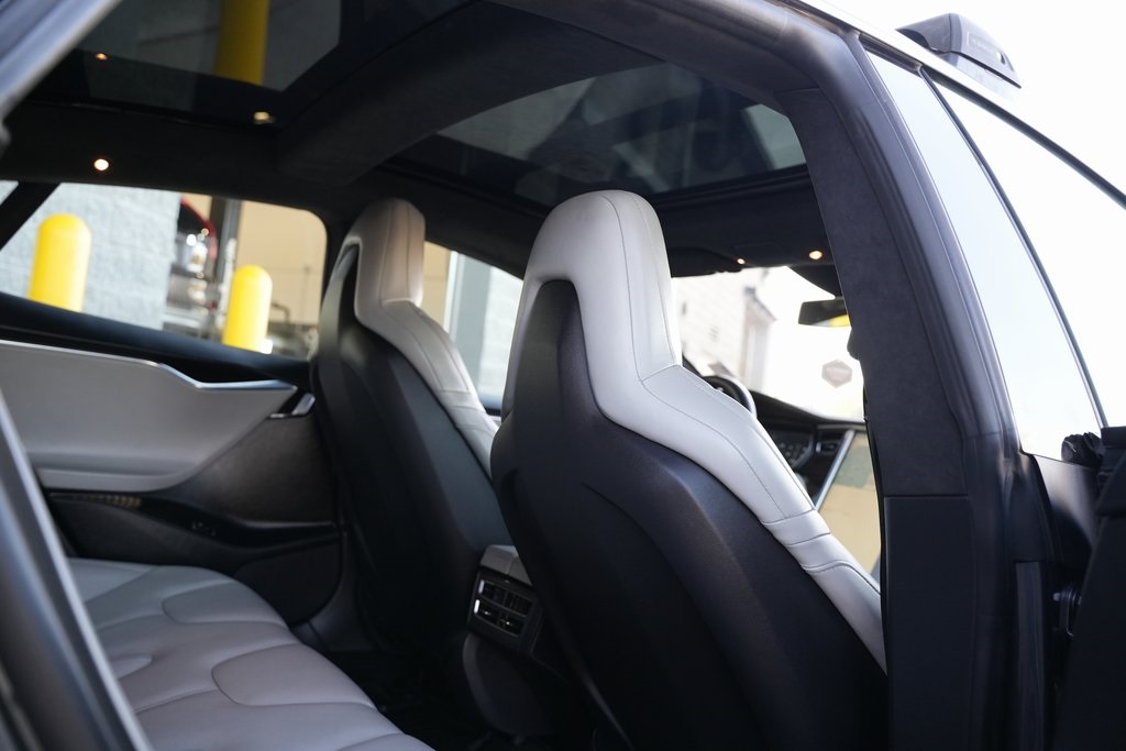 2016 Tesla Model S 70D photo 27