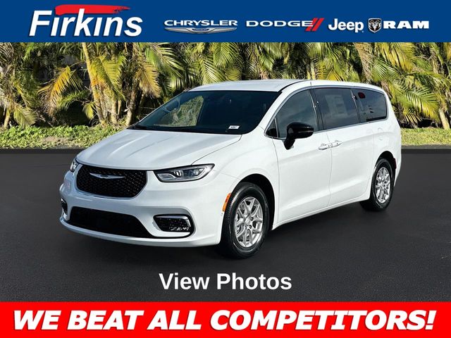 2025 Chrysler Pacifica Select's photo
