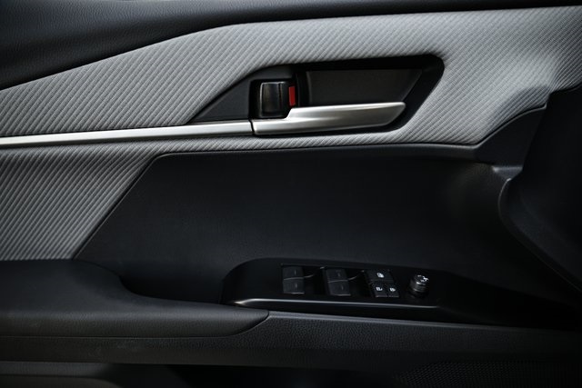 2025 Toyota Camry SE photo 15
