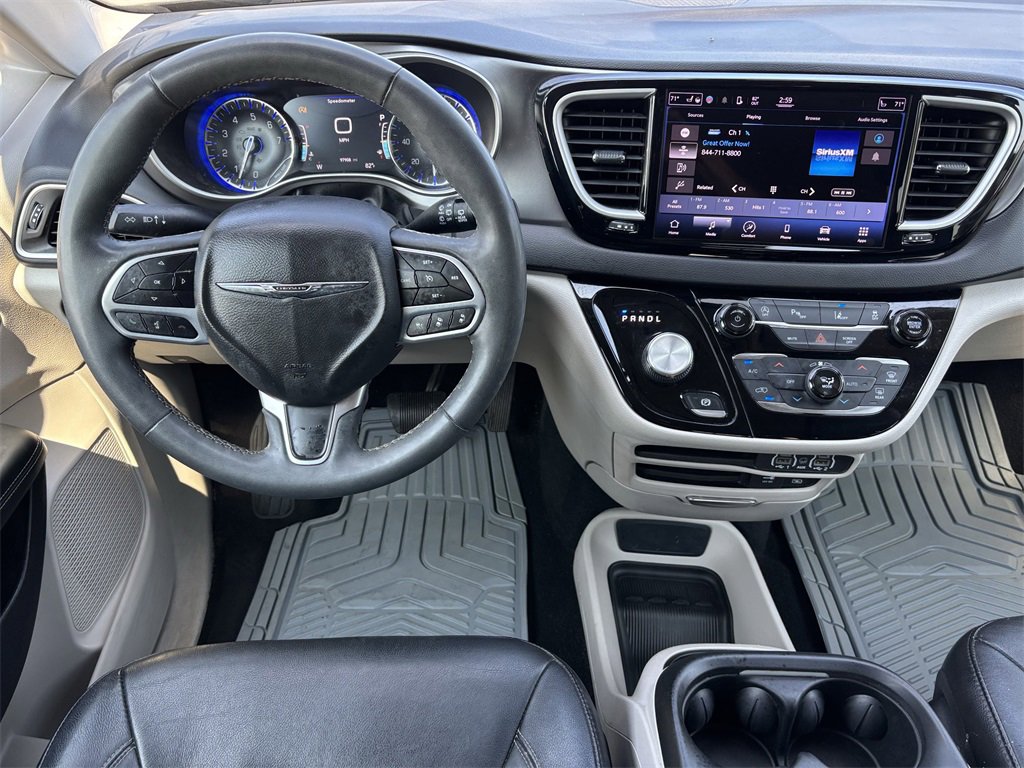 2022 Chrysler Pacifica Touring L photo 3