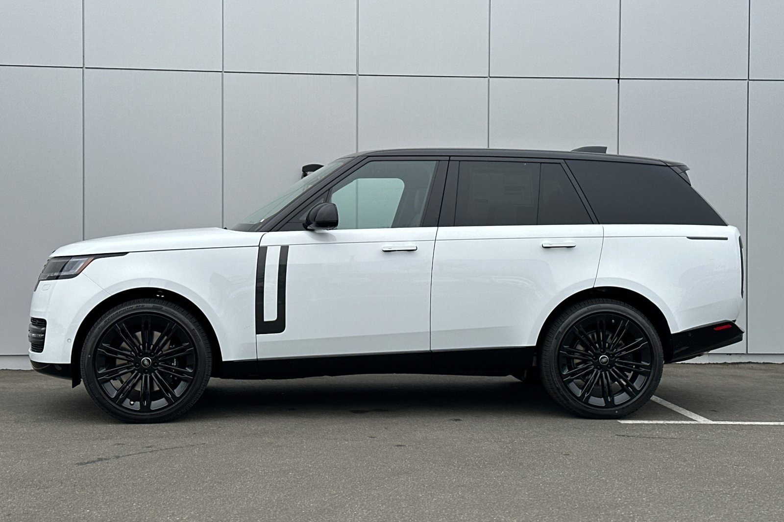 2025 Land Rover Range Rover SE photo 2