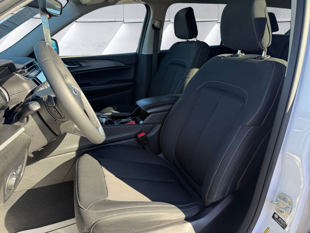 2023 Jeep Grand Cherokee Laredo photo 7