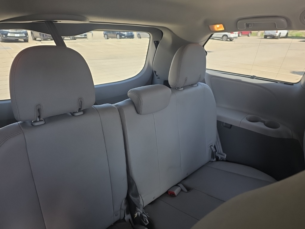 2020 Toyota Sienna XLE photo 18
