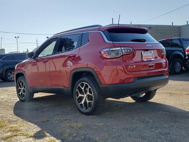 2024 Jeep Compass Latitude photo 3