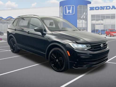 2022 Volkswagen Tiguan SE R-LINE BLACK's photo