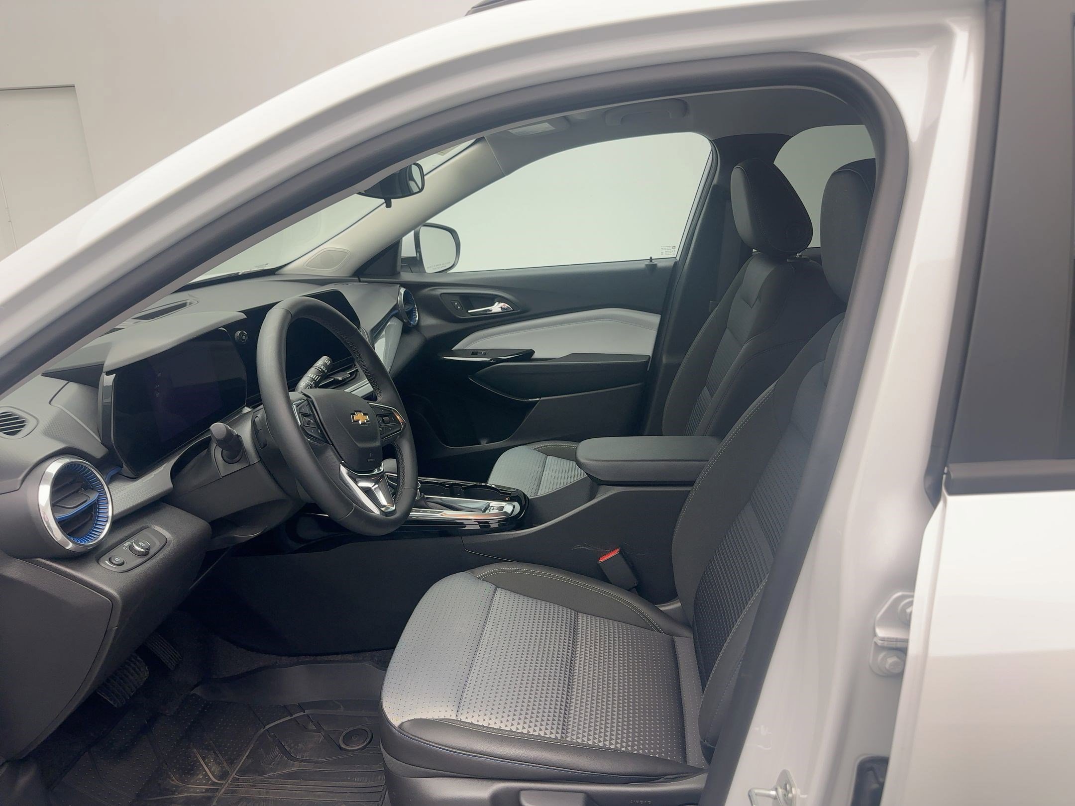 2025 Chevrolet Trax LT photo 4