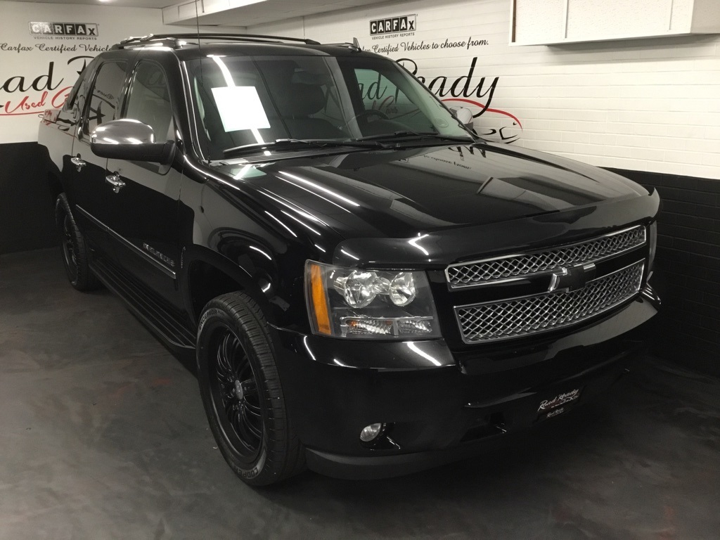 2011 Chevrolet Avalanche LTZ photo 2