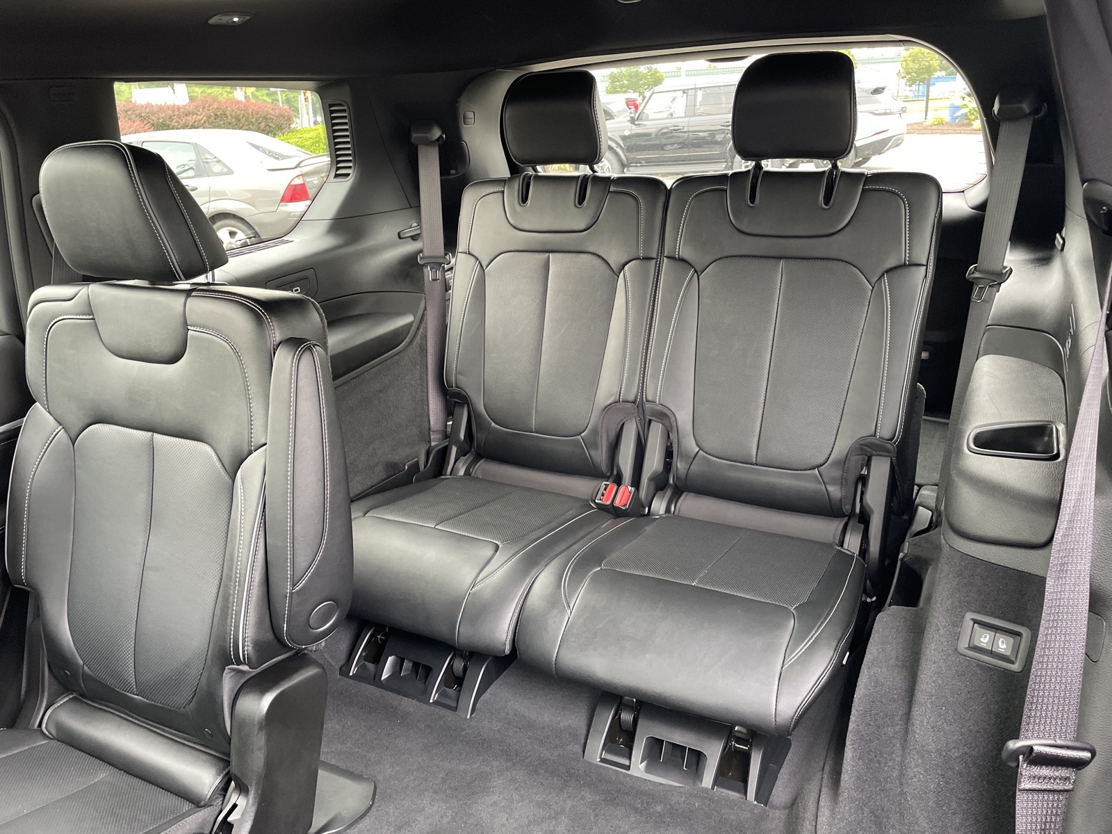 2024 Jeep Grand Cherokee Overland photo 2