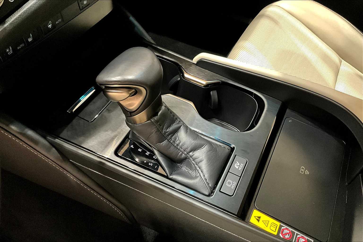2025 Lexus ES 300h photo 14