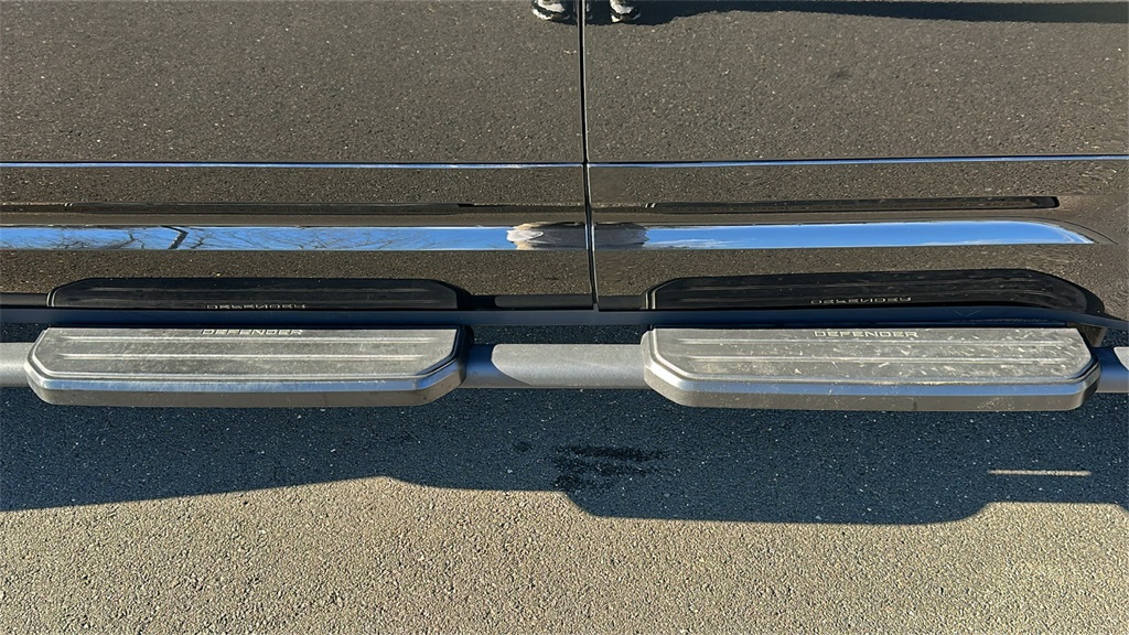 2025 Land Rover Defender 110 X-Dynamic SE photo 4