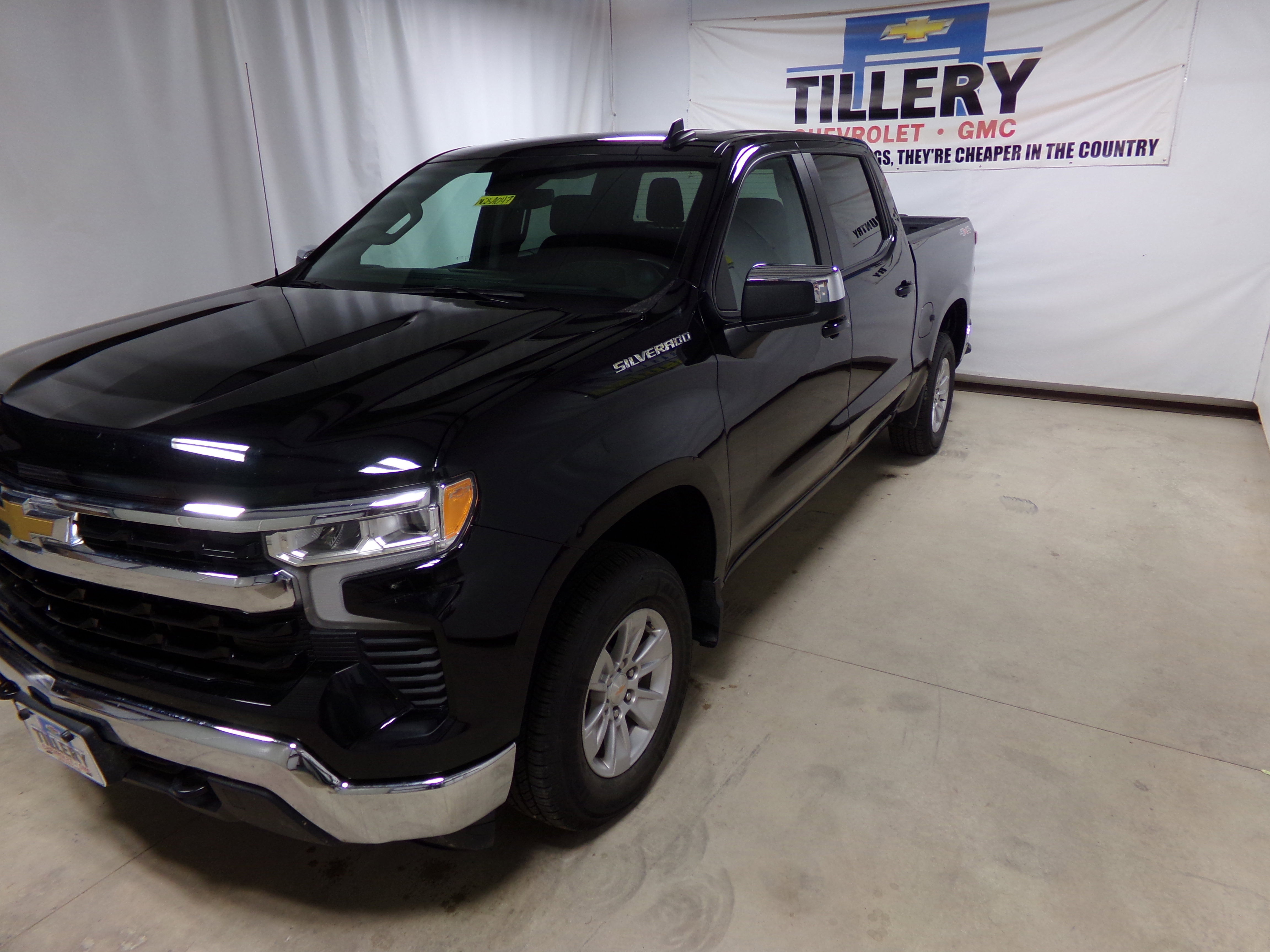 2025 Chevrolet Silverado 1500 LT photo 2