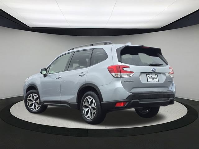 2023 Subaru Forester Premium photo 3