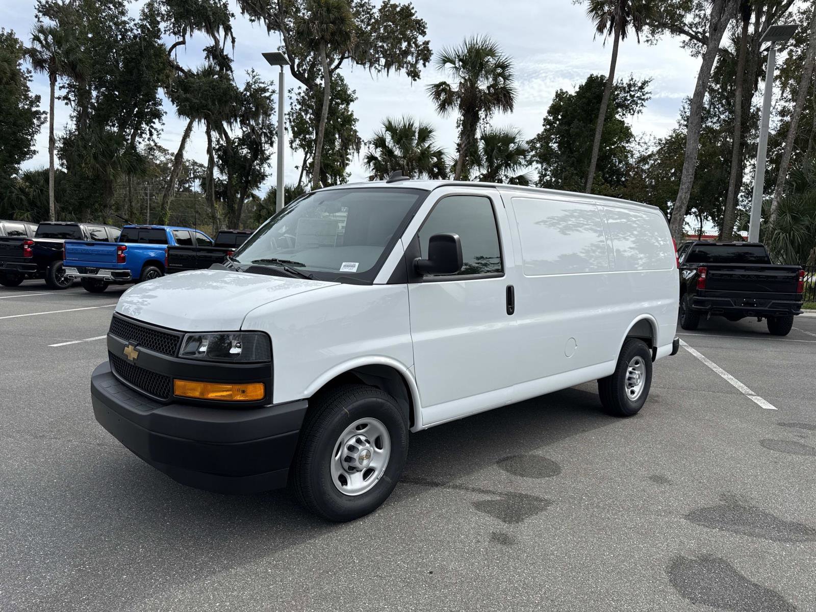 2025 Chevrolet Express Cargo 2500 photo 4