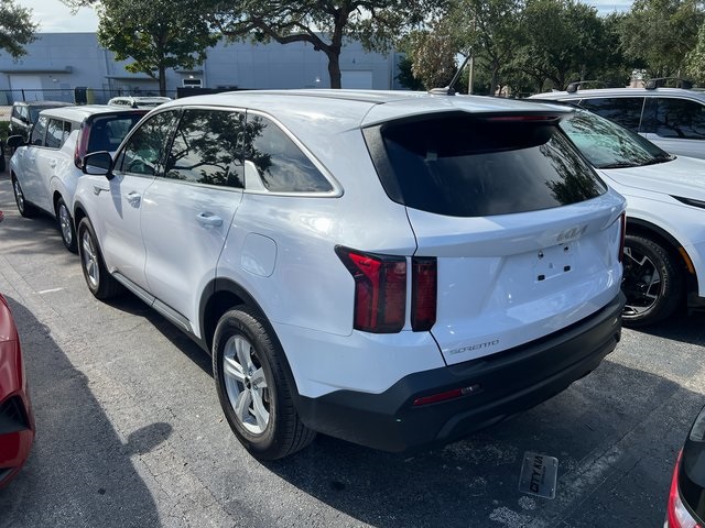 2023 Kia Sorento LX photo 8