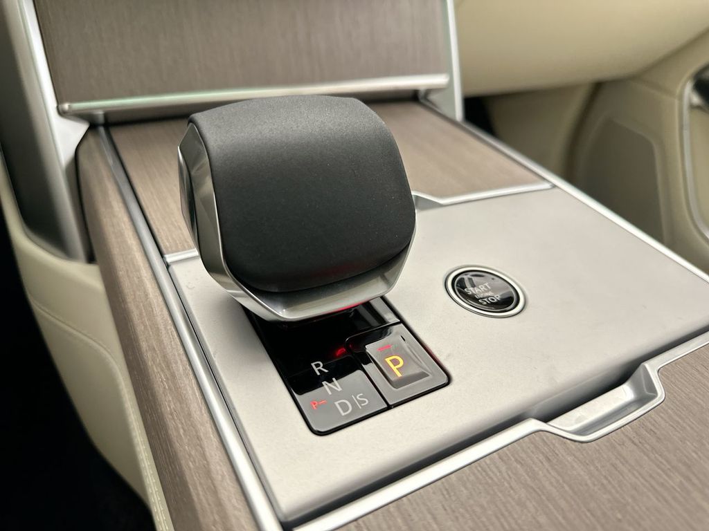 2025 Land Rover Range Rover SE photo 10