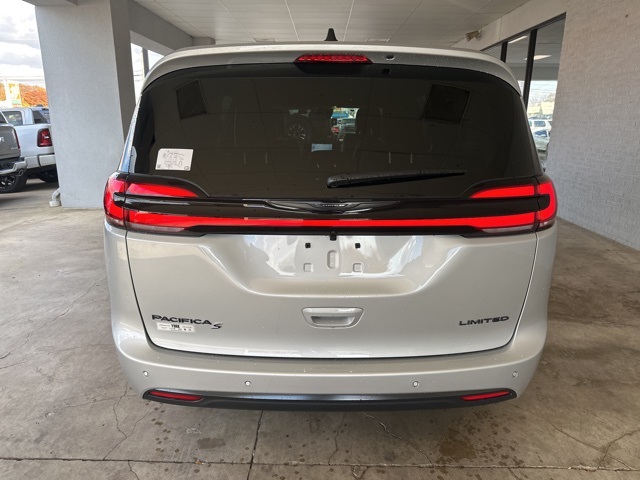 2026 Chrysler Pacifica Limited photo 4