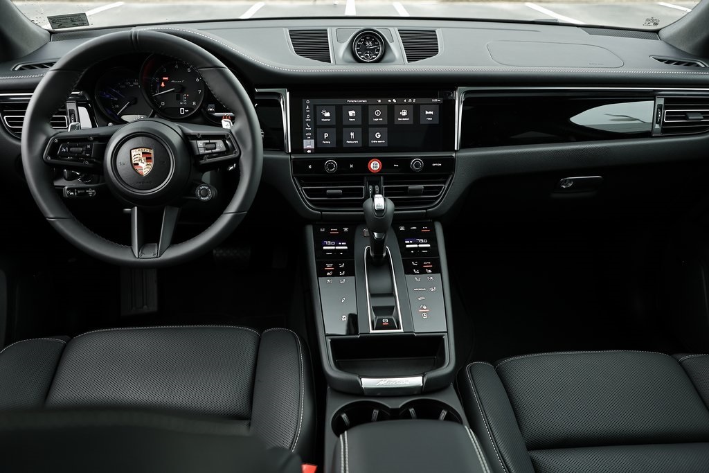2025 Porsche Macan T photo 28