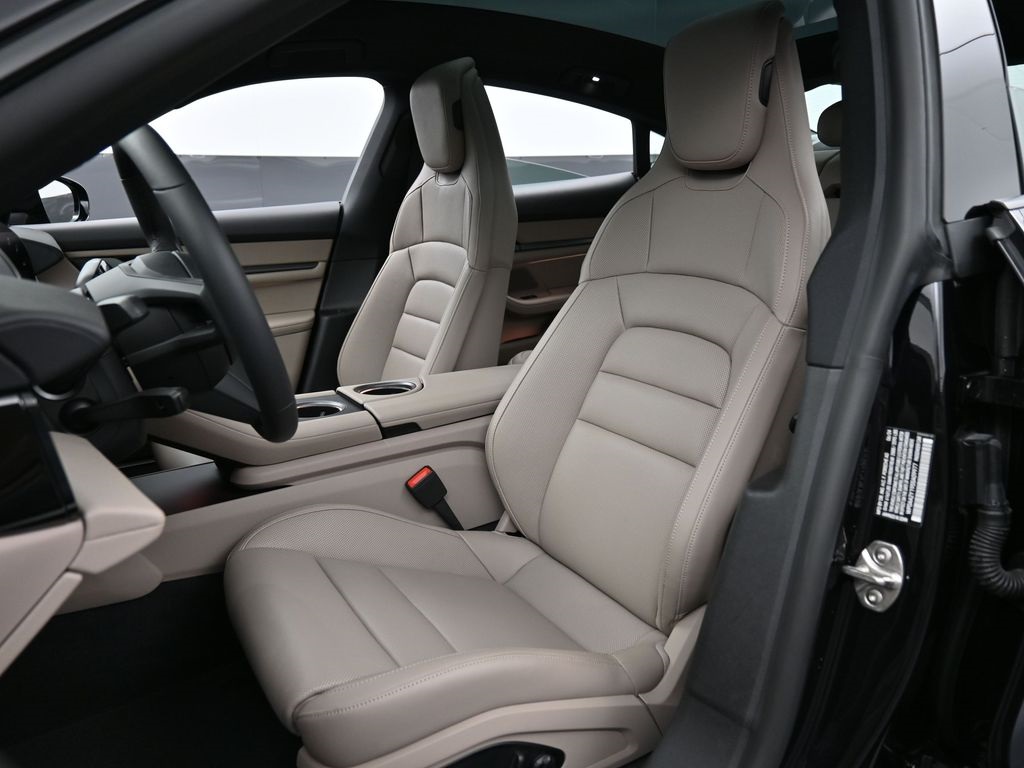 2025 Porsche Taycan photo 4