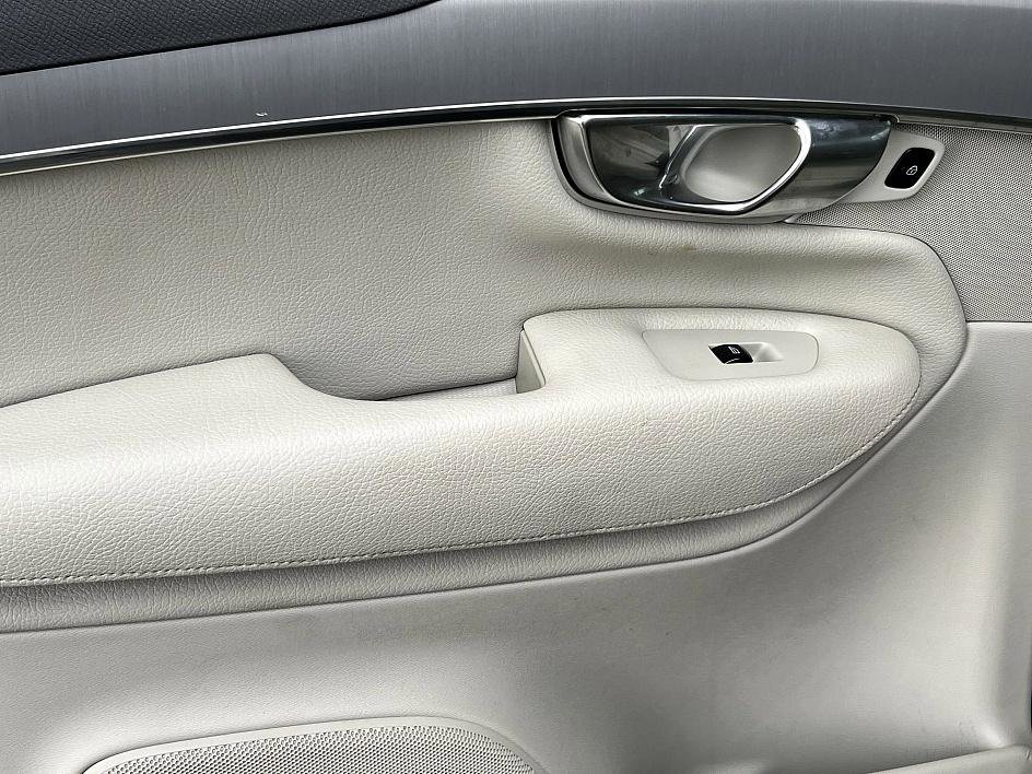 2022 Volvo XC90 Momentum AWD photo 8
