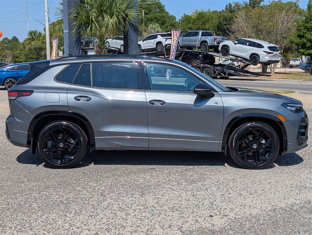 2025 Volkswagen Tiguan SE R-Line Black photo 3