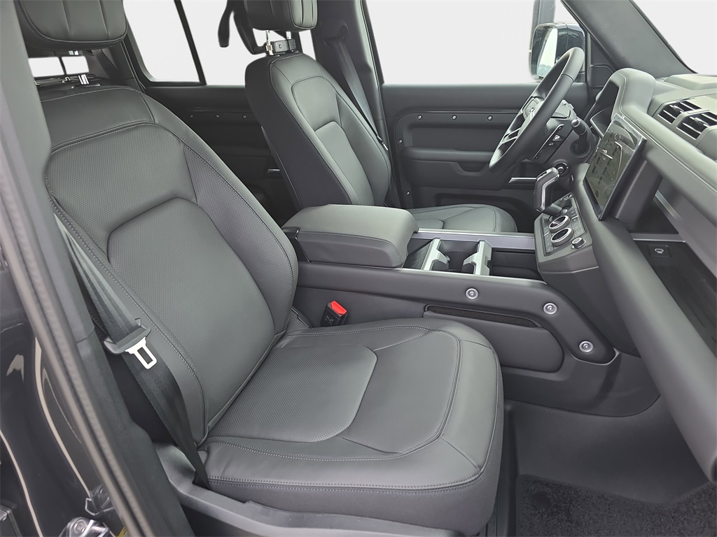 2025 Land Rover Defender 110 V8 photo 10