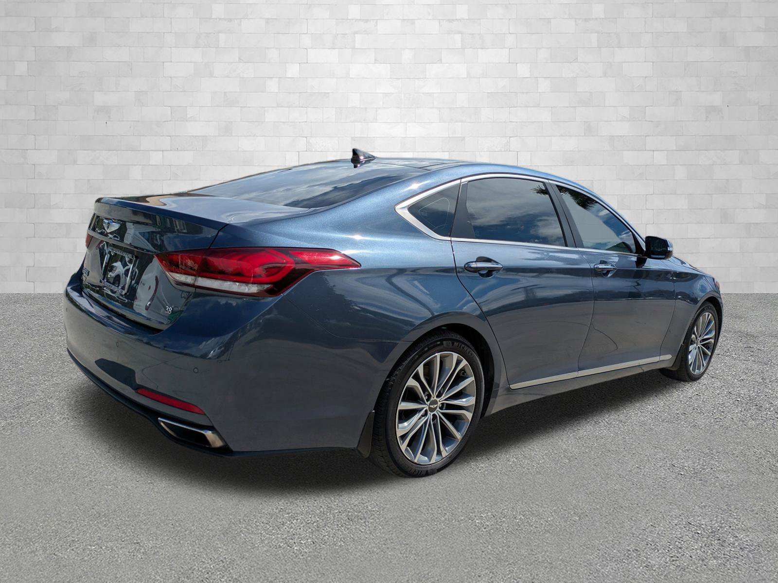 2016 Hyundai Genesis 3.8 RWD photo 2