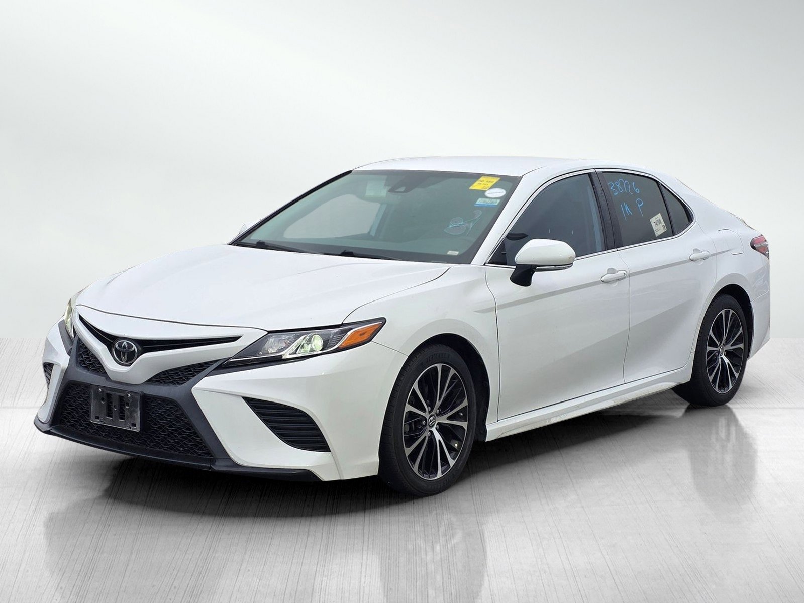 2019 Toyota Camry SE photo 3