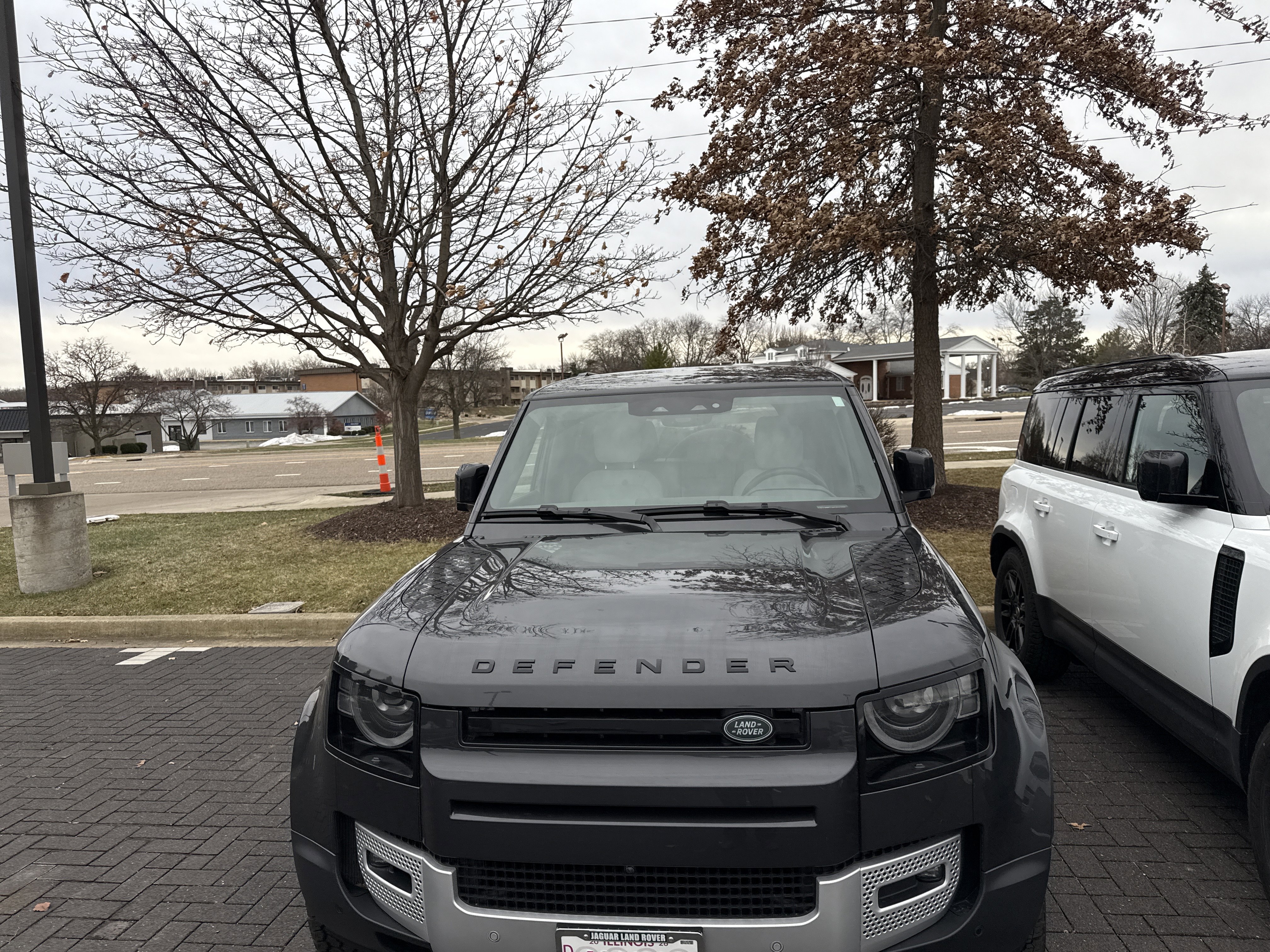 2025 Land Rover Defender S's photo