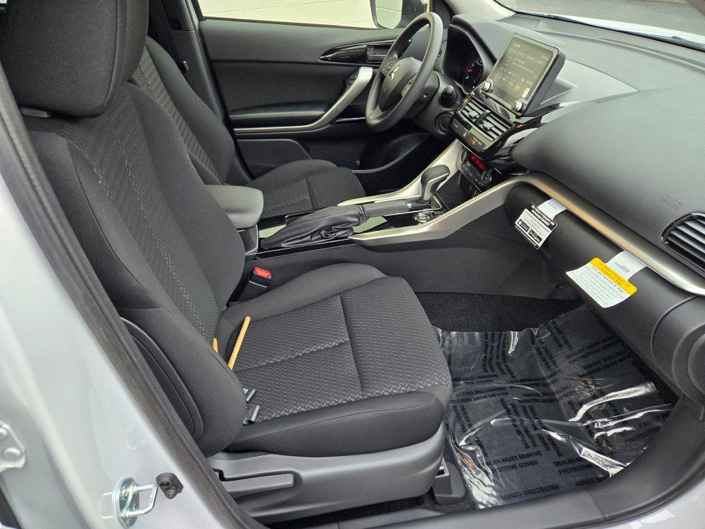 2025 Mitsubishi Eclipse Cross LE photo 2