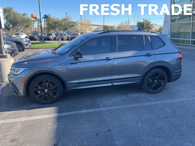 2022 Volkswagen Tiguan SE R-LINE BLACK's photo