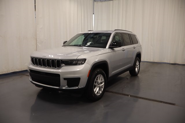 2025 Jeep Grand Cherokee Laredo photo 3