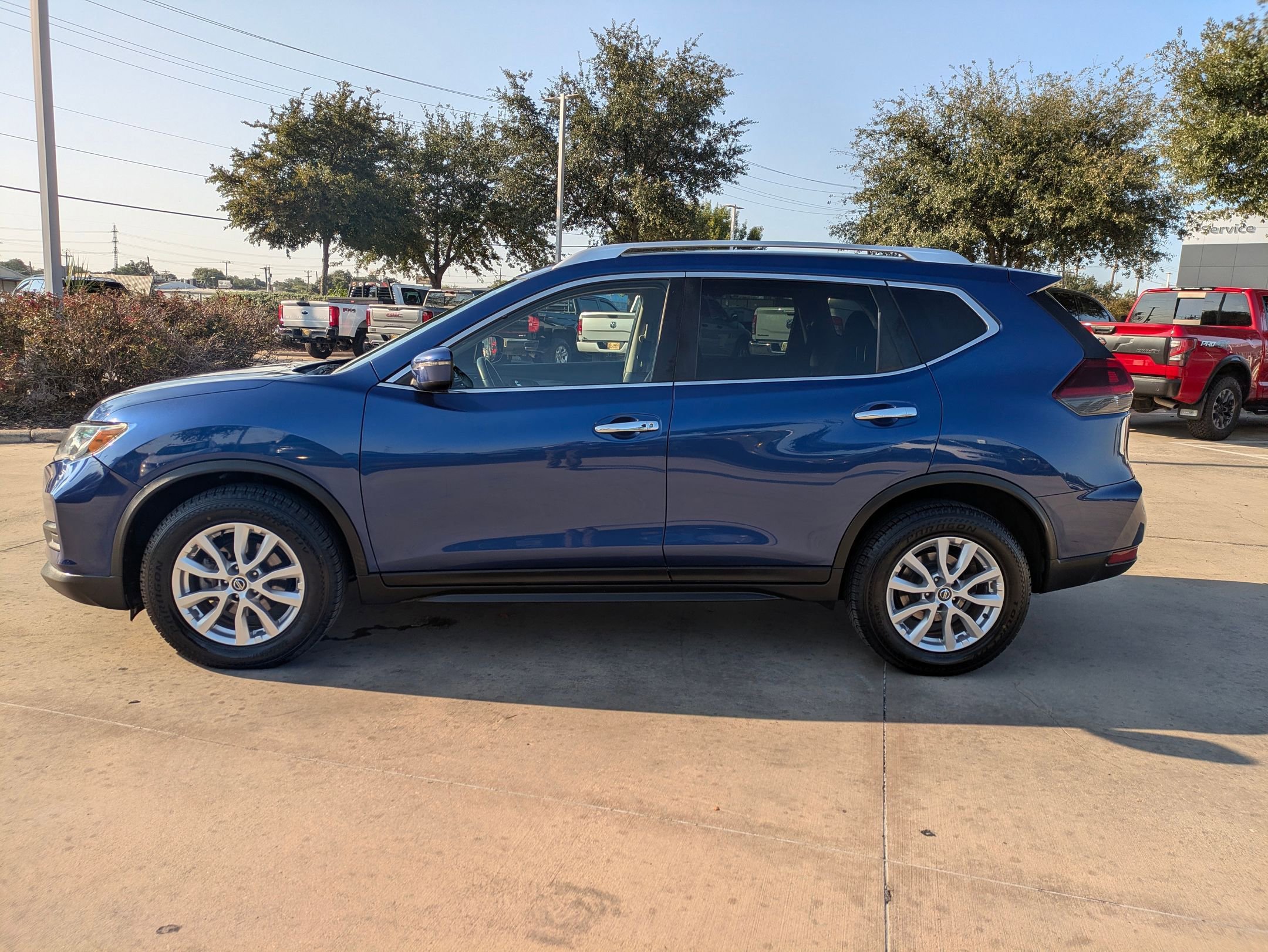 2020 Nissan Rogue SV photo 4