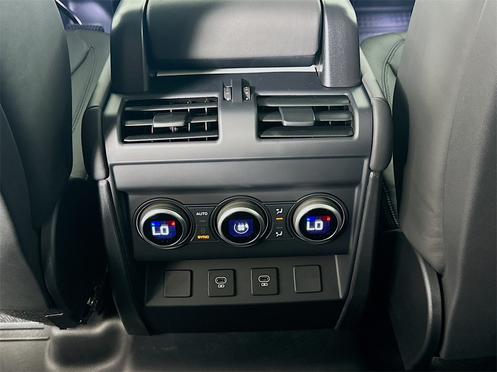 2025 Land Rover Defender 110 X-Dynamic SE photo 15