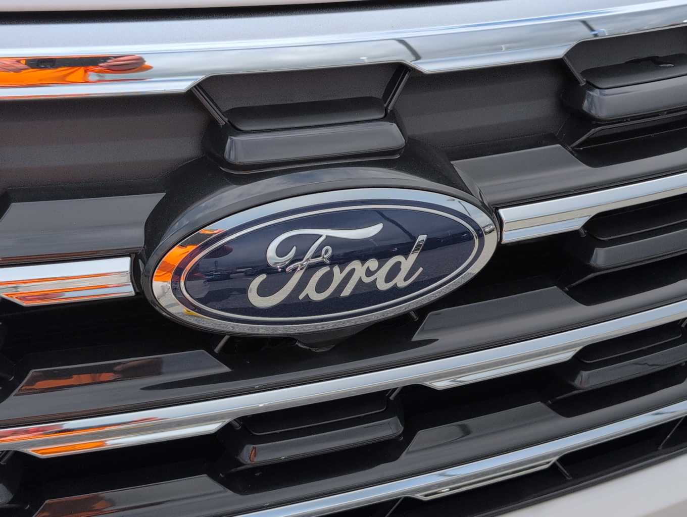 2025 Ford Explorer photo 4